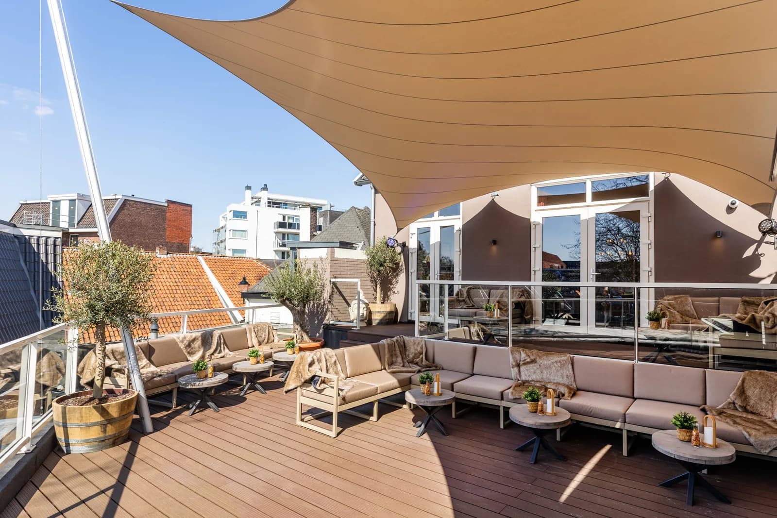 Het dakterras van het Bordes met loungeplekken en schaduwdoek