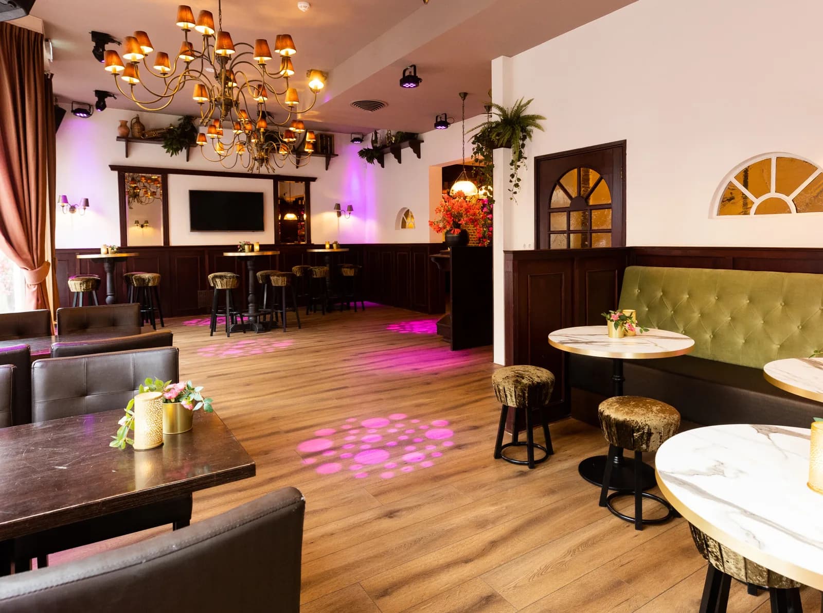 Warme verlichting en de bar in de Brasserie
