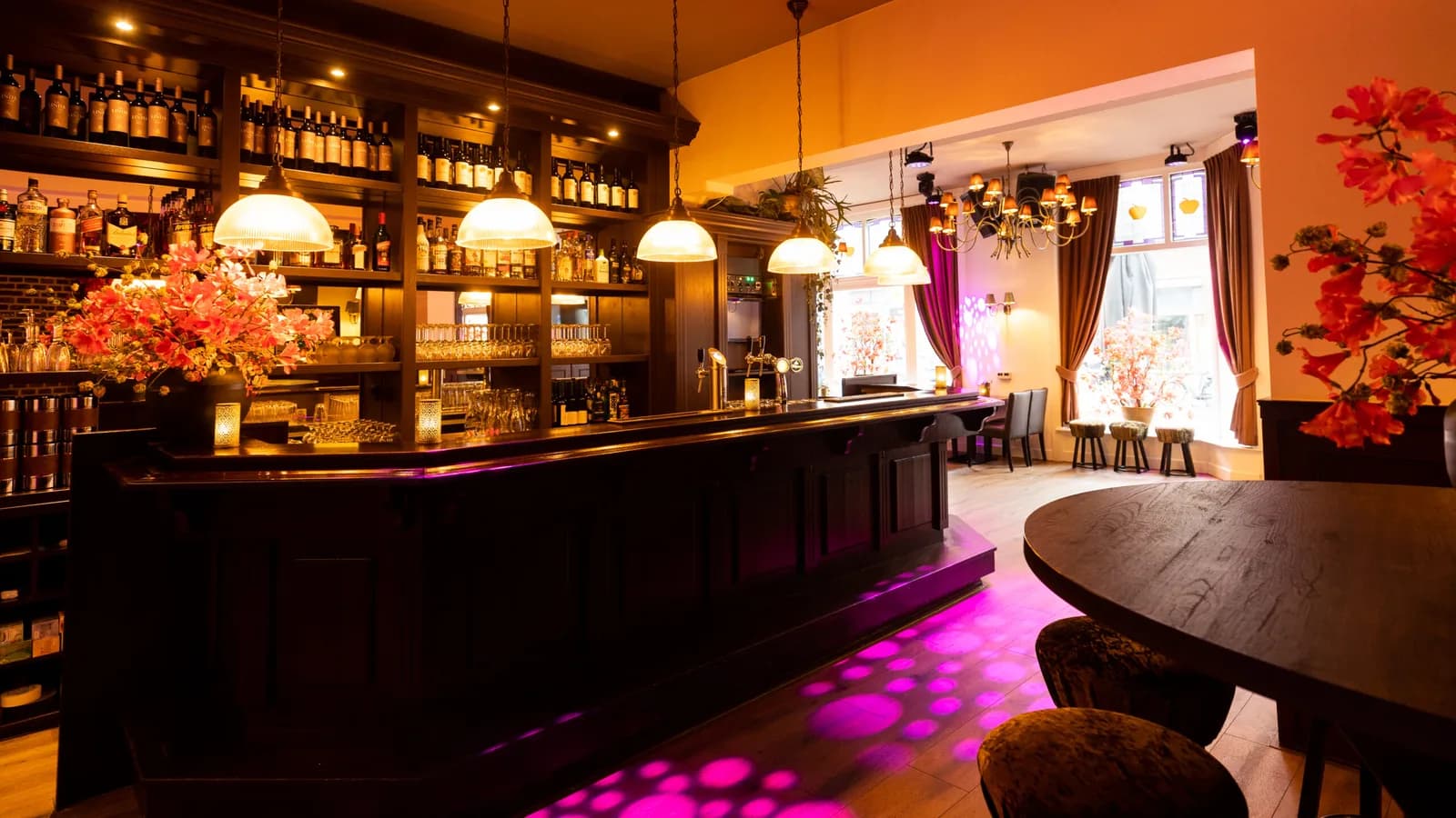 De houten bar en kroonluchters van de Brasserie bij De Appel 2.0
