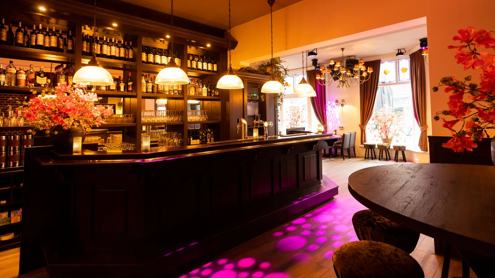 De houten bar en kroonluchters van de Brasserie bij De Appel 2.0