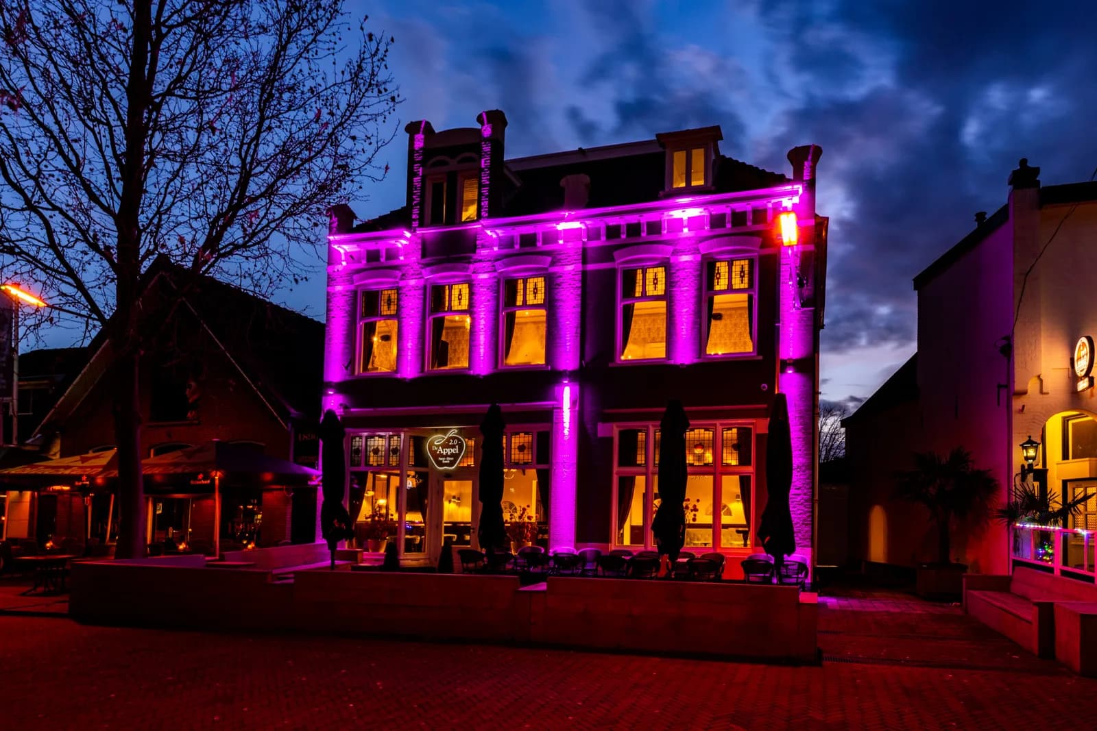 De verlichte gevel van De Appel 2.0 aan de Langestraat