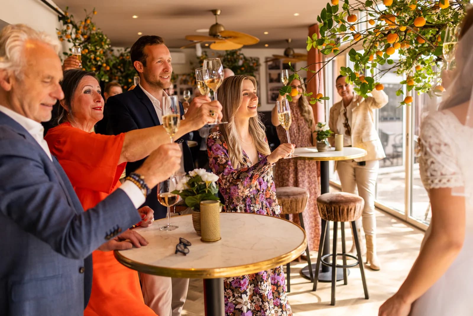 Gasten proosten in de Orangerie bij De Appel 2.0 in Hengelo
