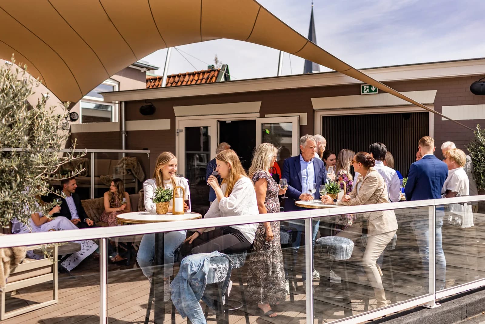 Een gezelschap aan het borrelen op het Bordes